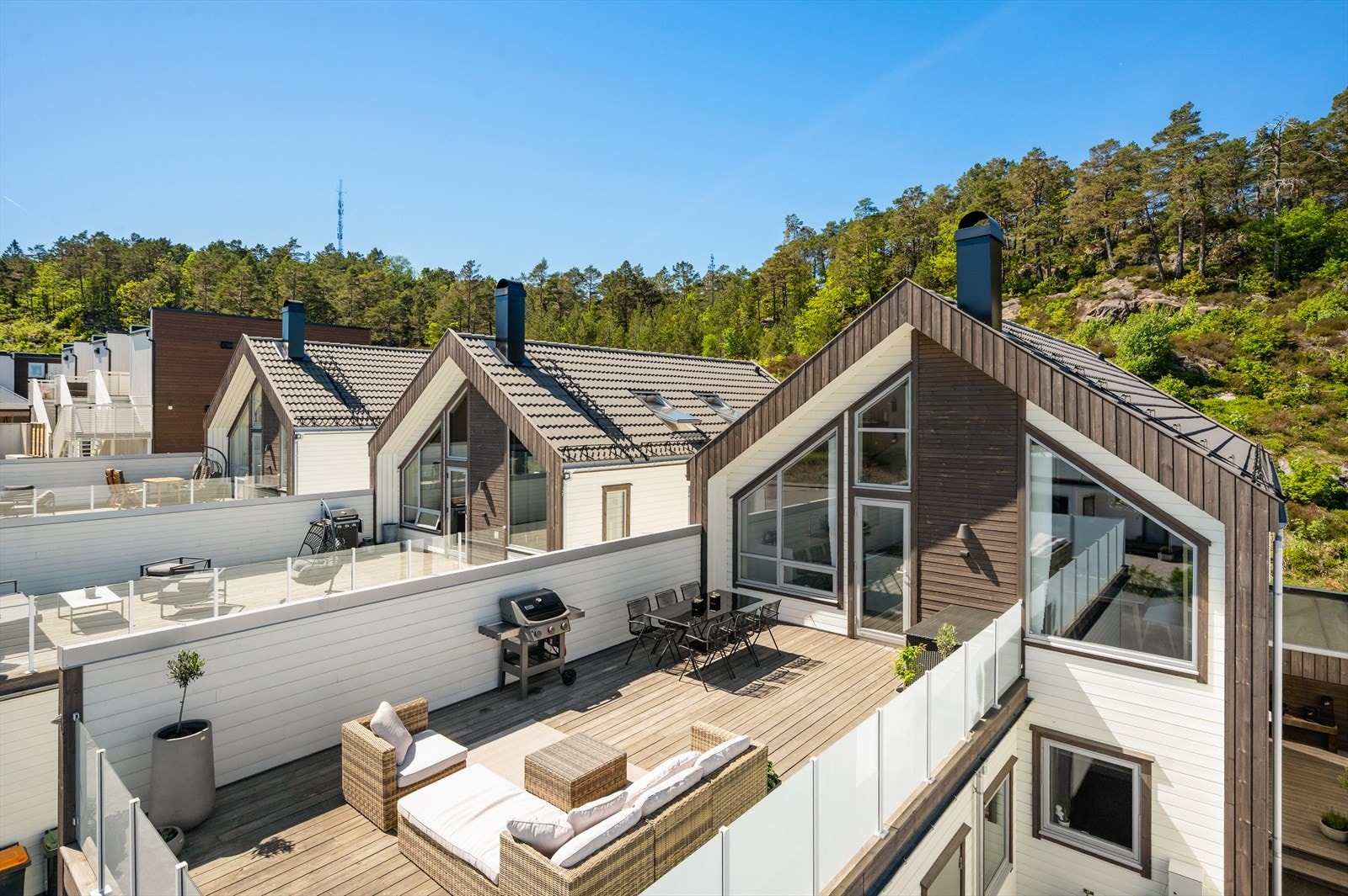 Stor terrasse ut fra stue/kjøkken Galleribilde