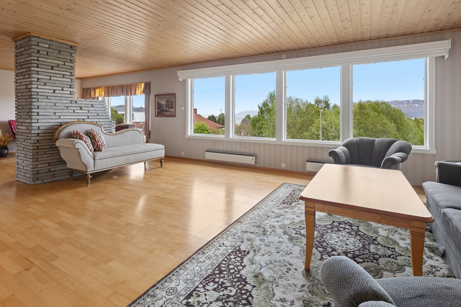 Stor stue med god plass til flere sittegrupper. Galleribilde