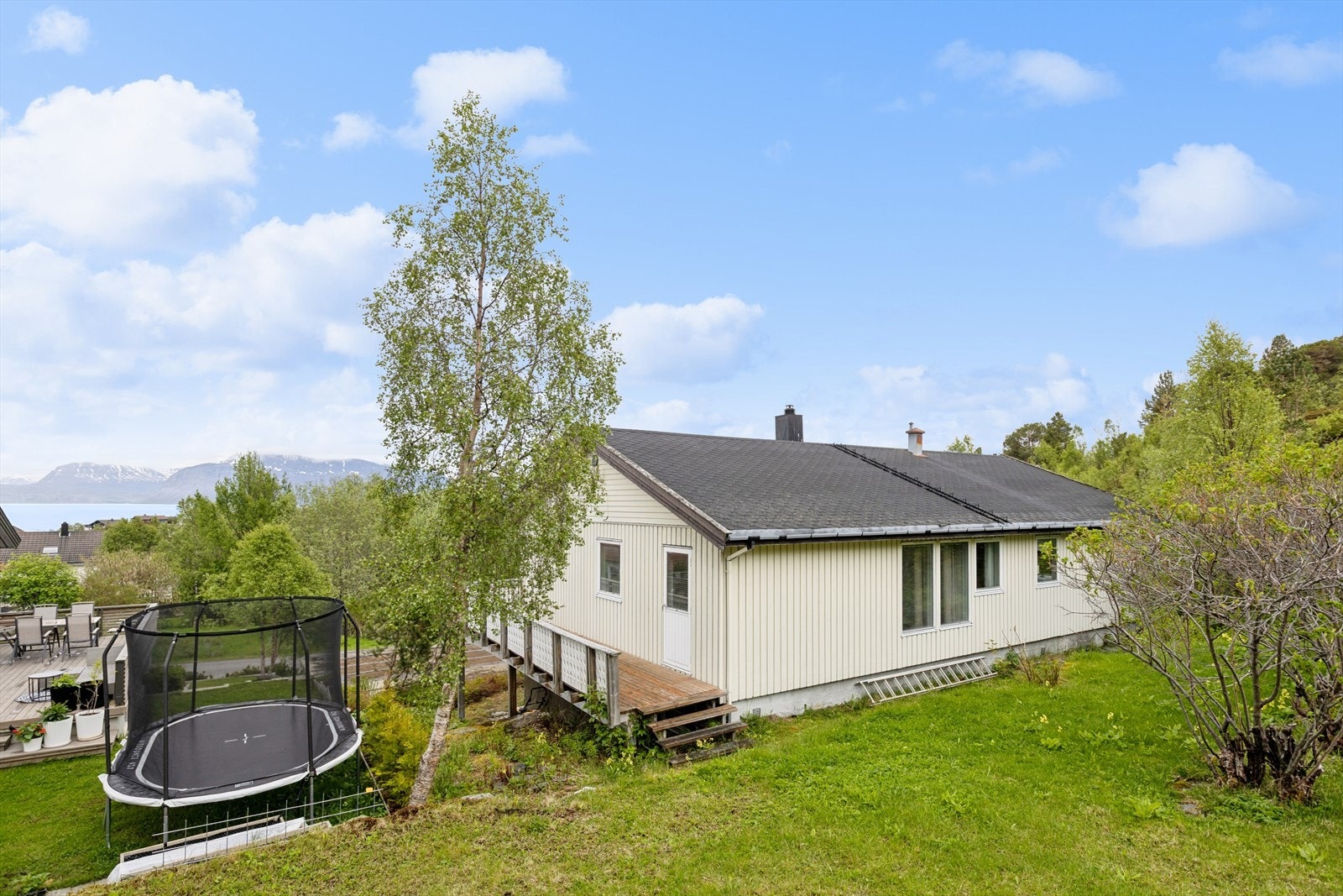 Eiendommen ligger i et område som hovedsakelig består av eneboliger. Galleribilde