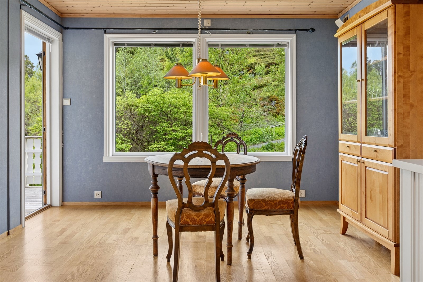 Fra kjøkkenet er det utgang til en av boligens terrasser via en av boligens tre balkongdører. Galleribilde
