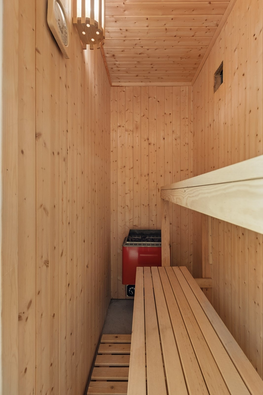 I tilknytning til badet ligger badstuen, kledd med granpanel og utstyrt med elektrisk ovn fra Helo. Galleribilde