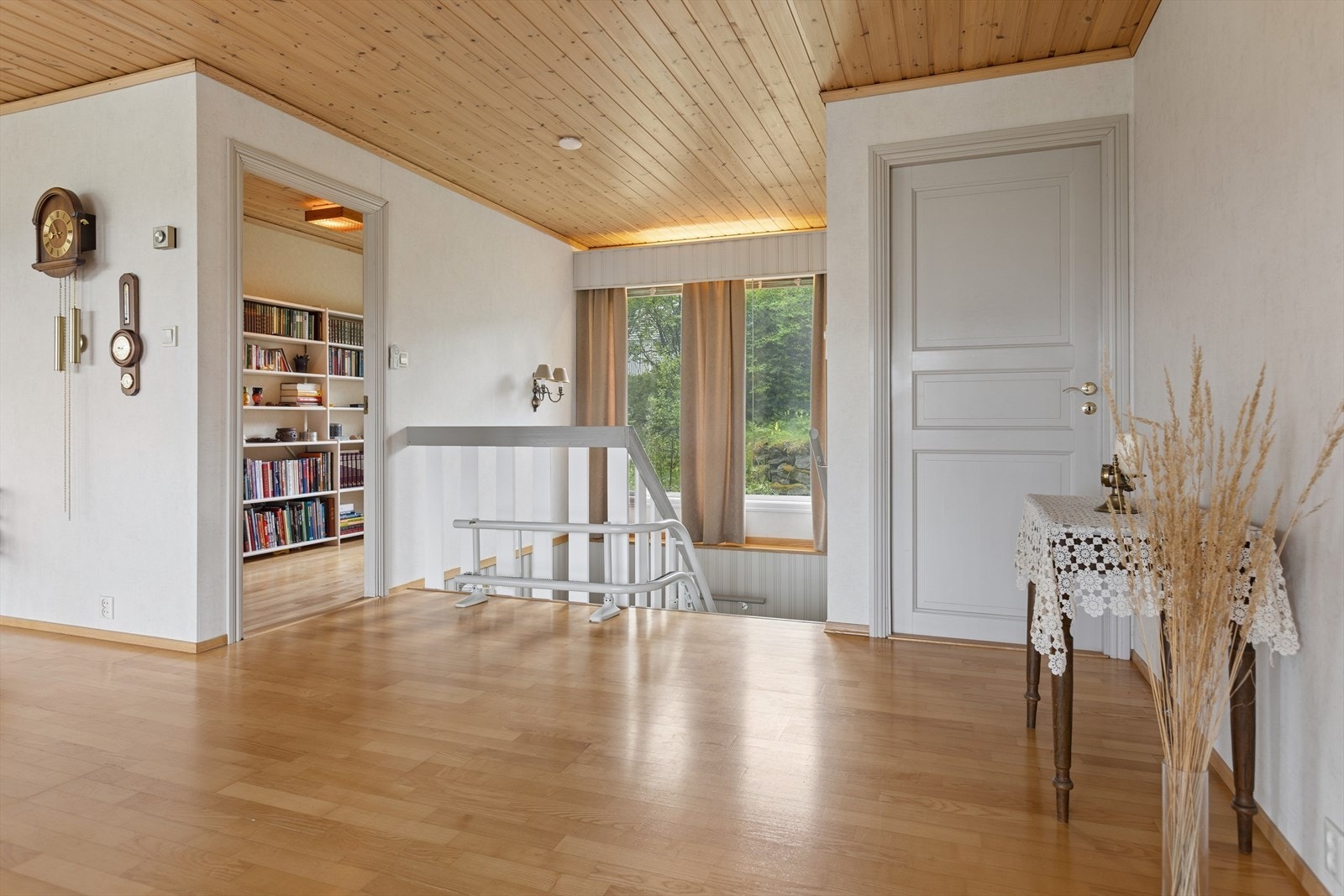 Fra trapperommet i første etasje er det adkomst til bibliotek og stue. Galleribilde