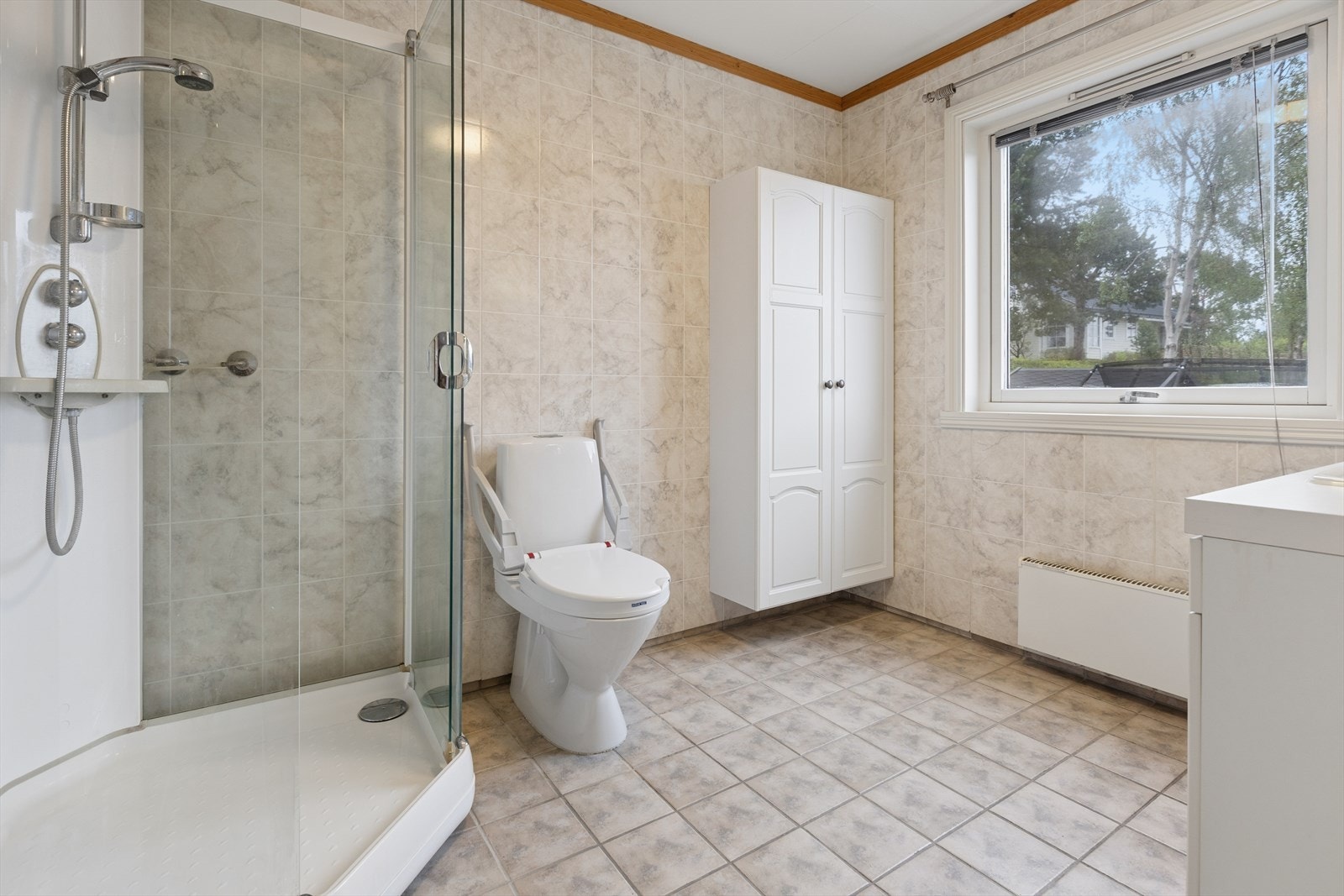 Badet i første etasje har flislagt gulv, våtromsplater på veggene og dusjkabinett. Også rehabilitert med nytt gulv og baderomsplater i ca. 2015 Galleribilde