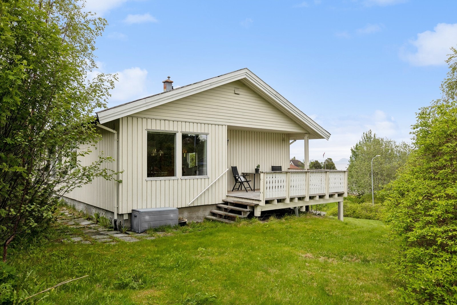 Tomten er opparbeidet med plen og diverse beplantning. Galleribilde