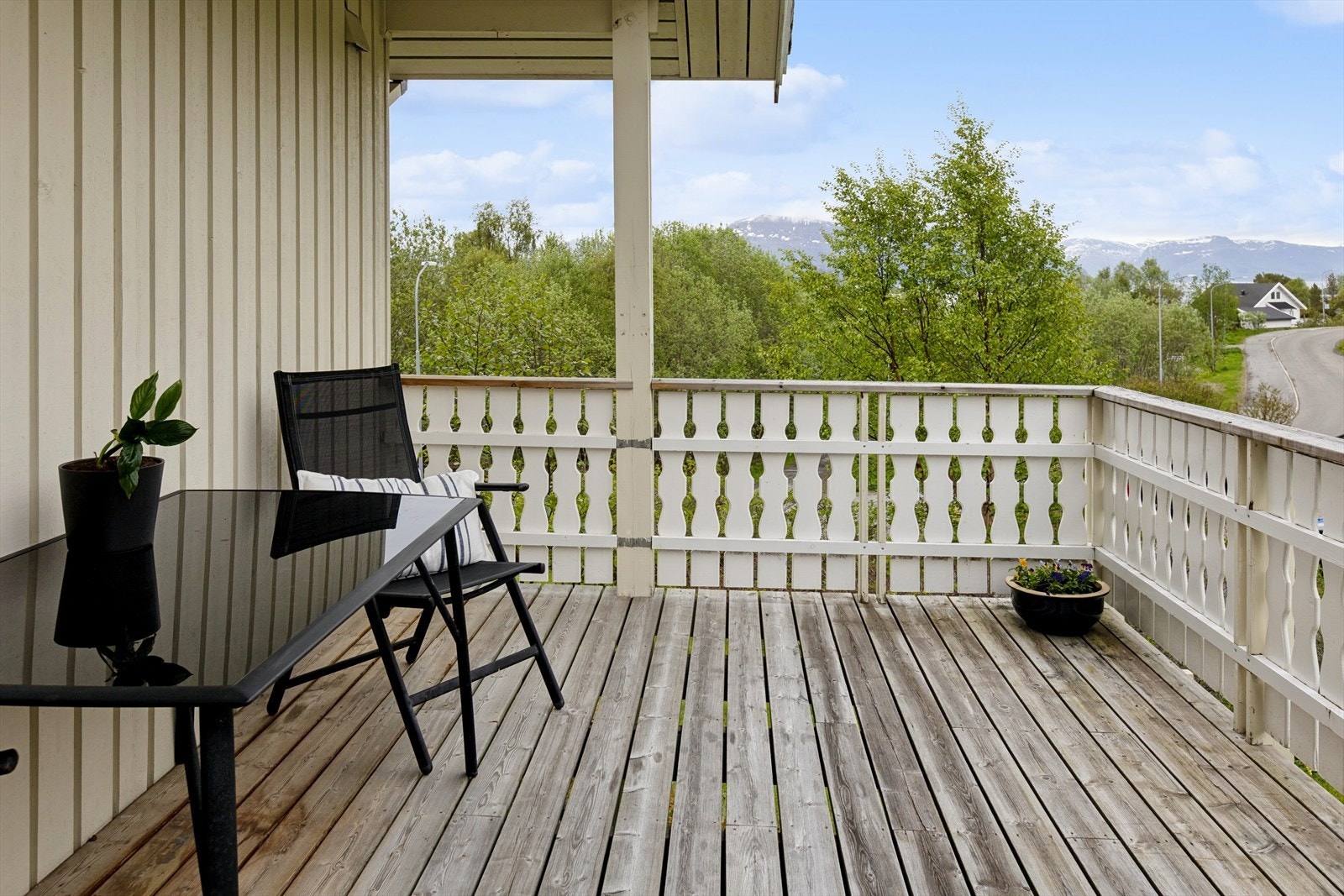 Terrassen har plass til en sittegruppe. Galleribilde