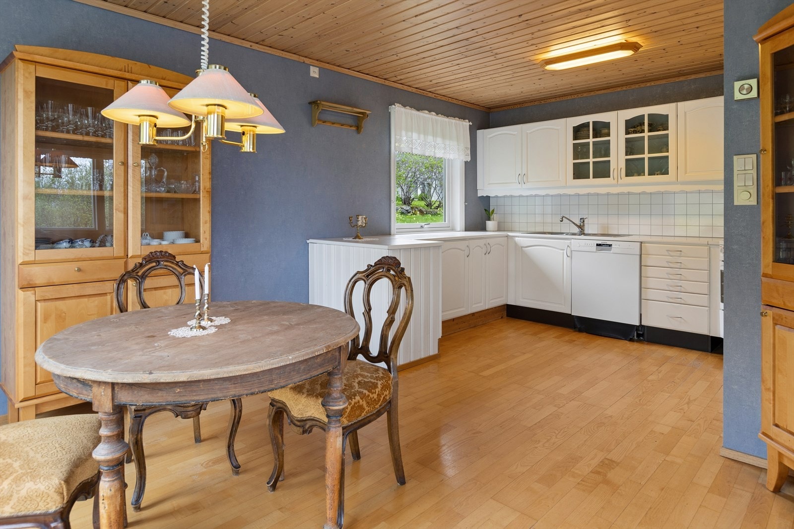 Kjøkkenet er praktisk utformet med en halvøy som skiller mot spiseplassen. Kjøkkenventilator har avsug til fri luft. Galleribilde