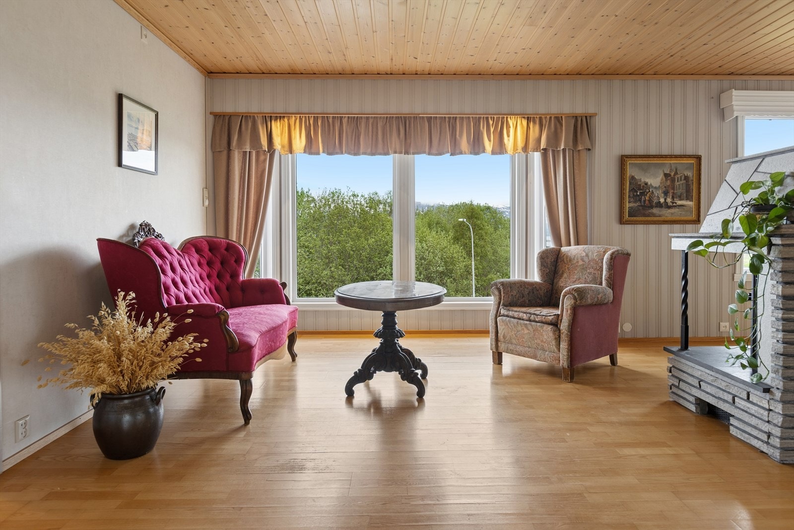 Overflatene består av parkett på gulv og panel i taket. Galleribilde