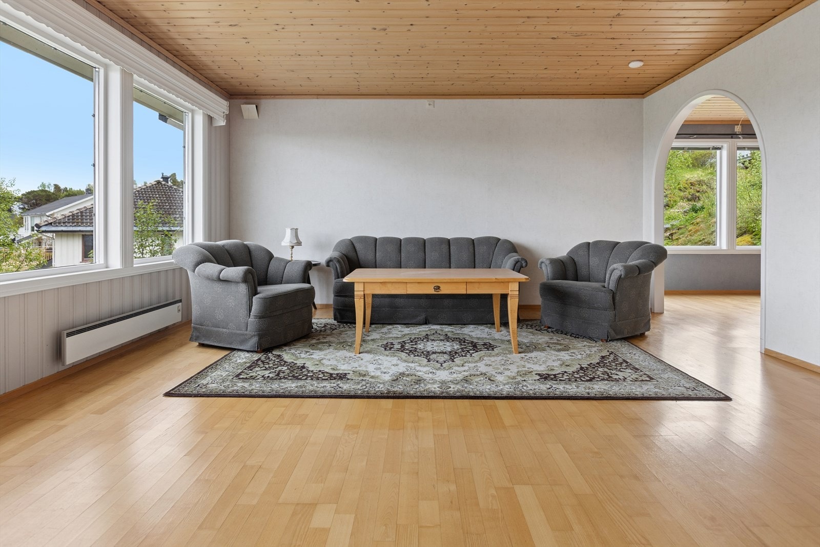 Vegger med slettsparklede bygningsplater og panel gir et lyst inntrykk. Galleribilde