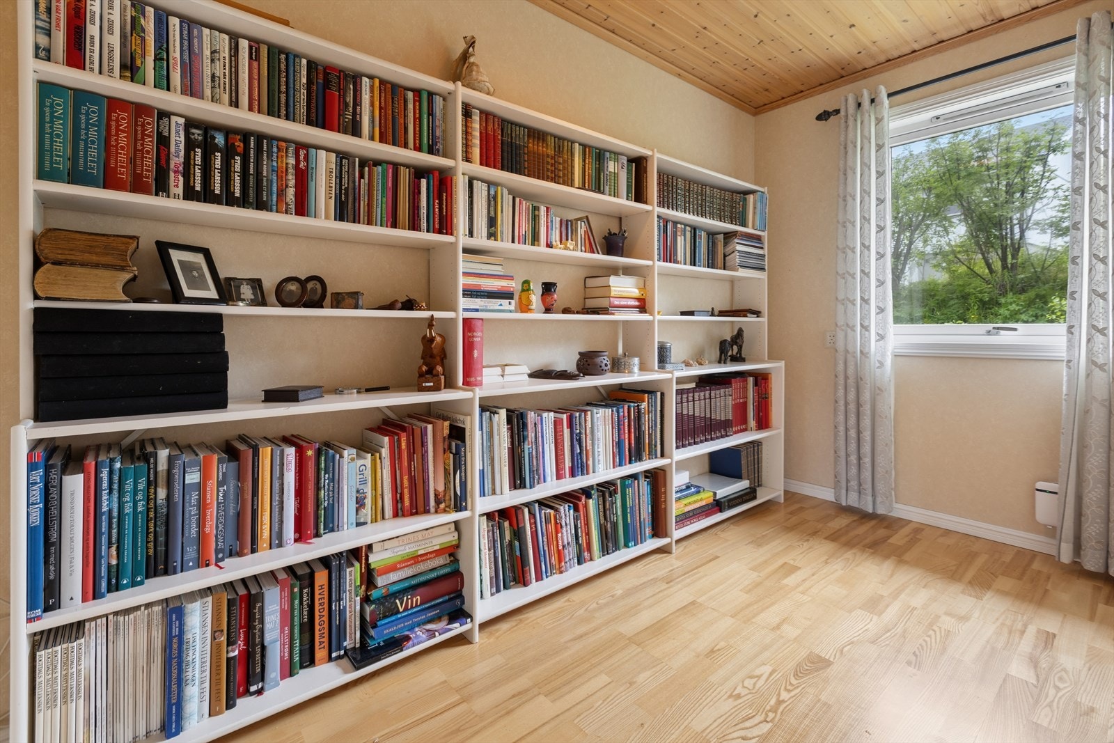 Praktisk bibliotek/kontor etablert i sonen hvor vaskerommet opprinnelig var plassert. Galleribilde