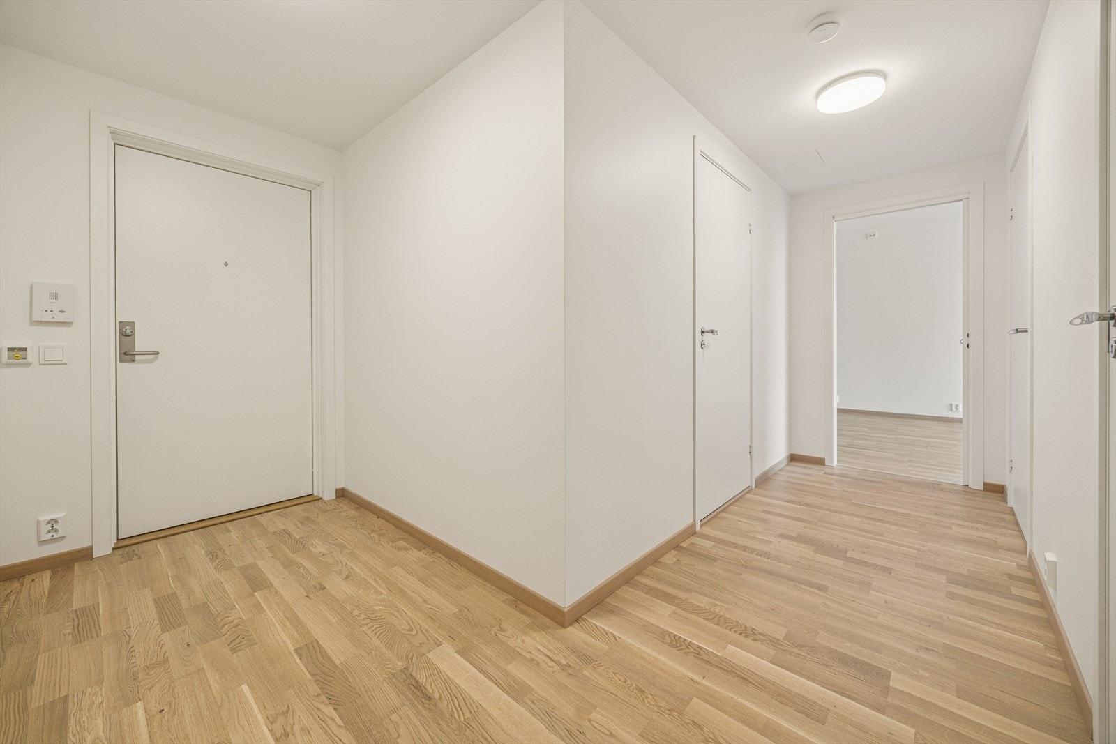 Romslig entrè med god plass til garderobeskap. Galleribilde
