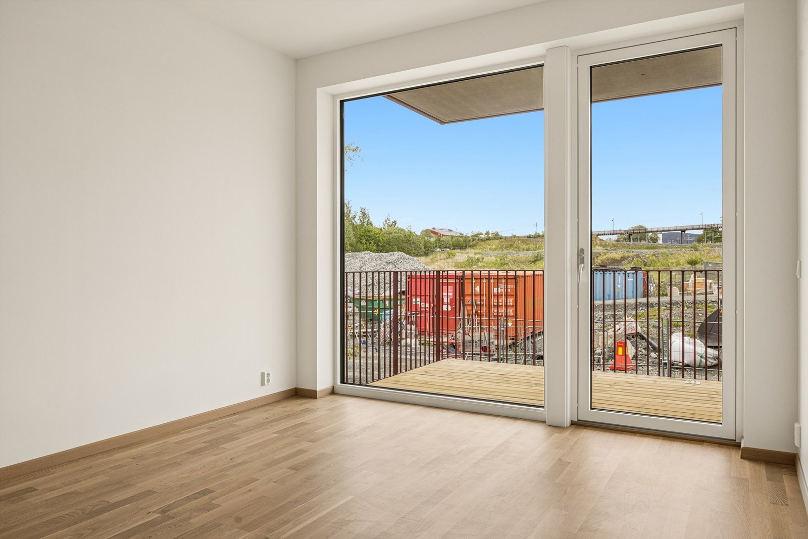 Utgang til stor balkong fra stuen. Galleribilde