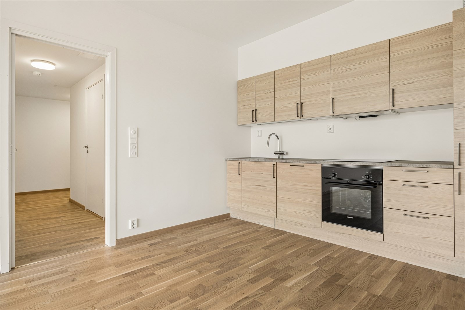 Moderne HTH kjøkken med integrerte hvitevarer fra Siemens Galleribilde
