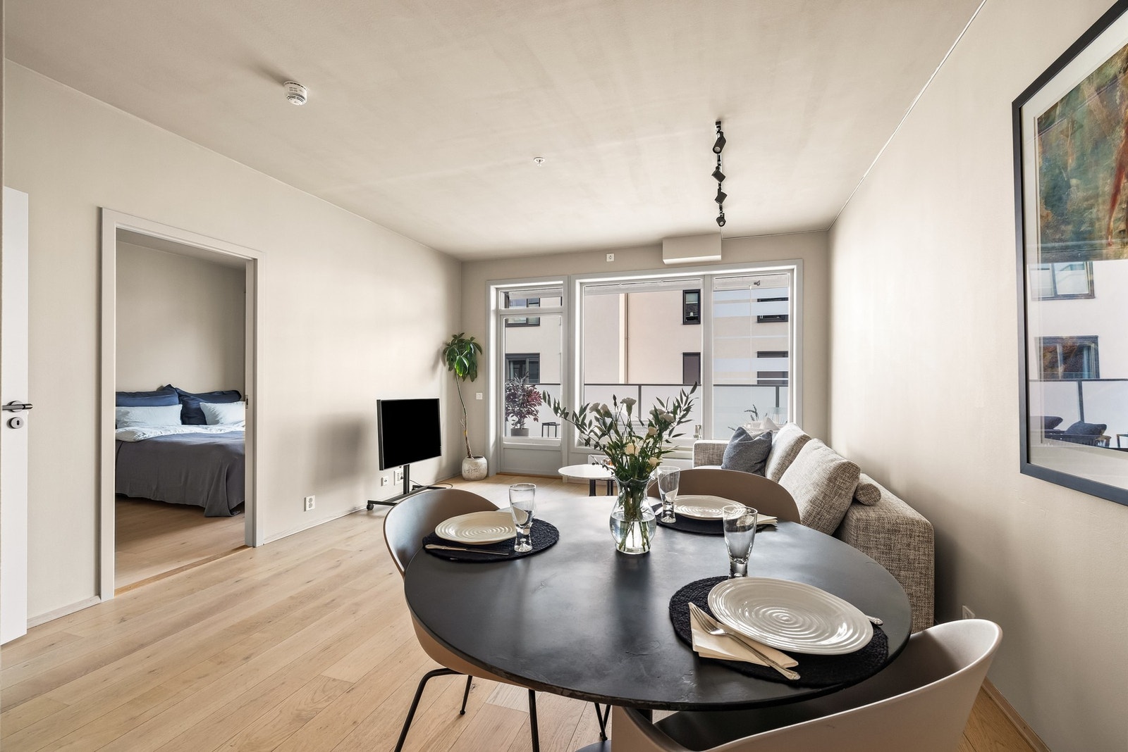 Her er det god plass til både sofagruppe, TV-møblement og spisebord, noe som gjør rommet både fleksibelt og enkelt å innrede. Galleribilde
