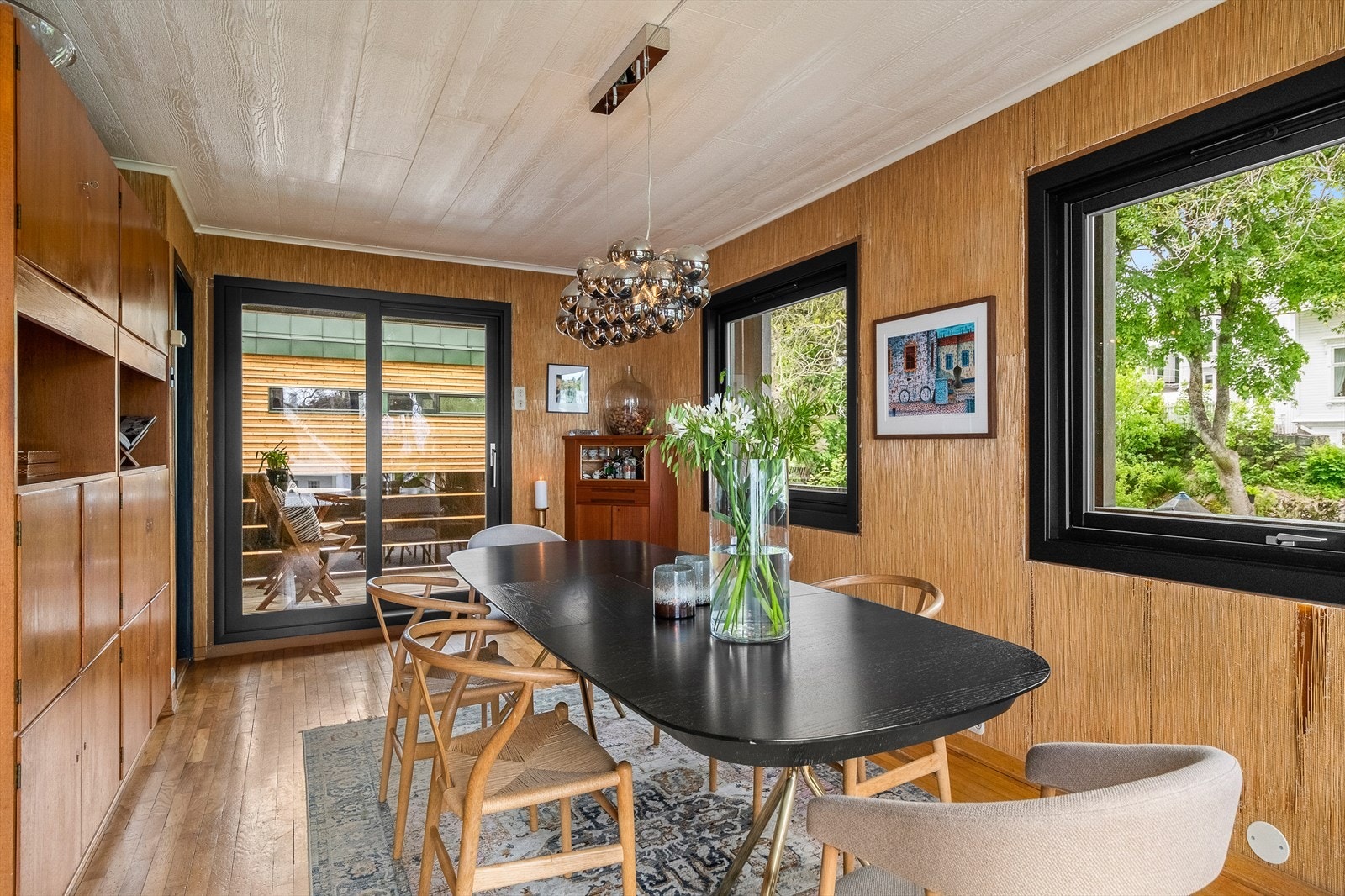 Fra spisestuen er det utgang til trivelig veranda Galleribilde