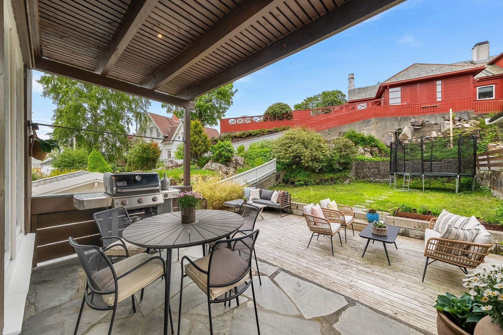 Overbyd veranda og hage Galleribilde