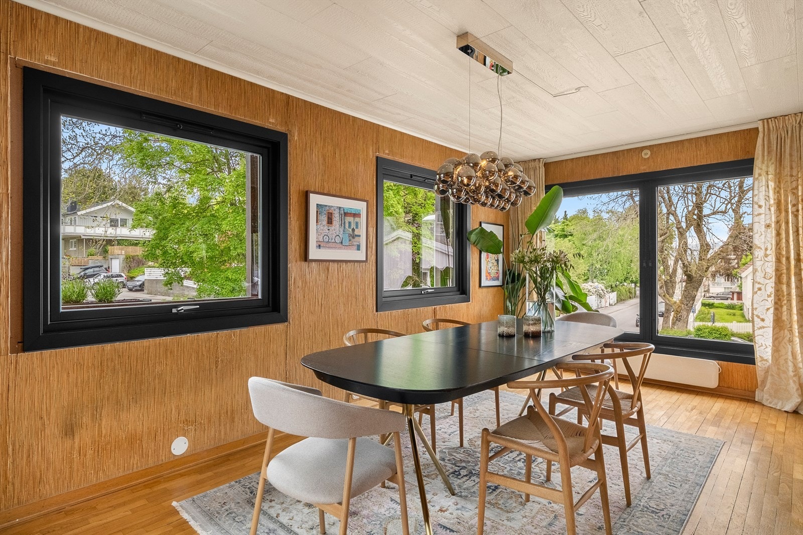 Spisestuen har plass til langbord. Originale stier på vegg Galleribilde