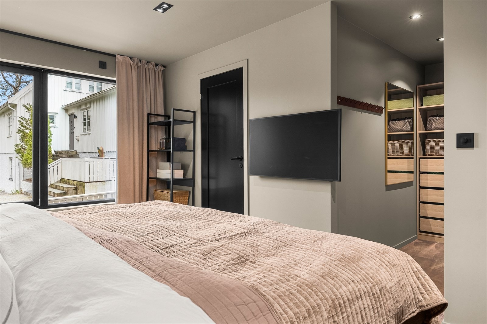 Rommet har en-suite bad og walk-in garderobe Galleribilde