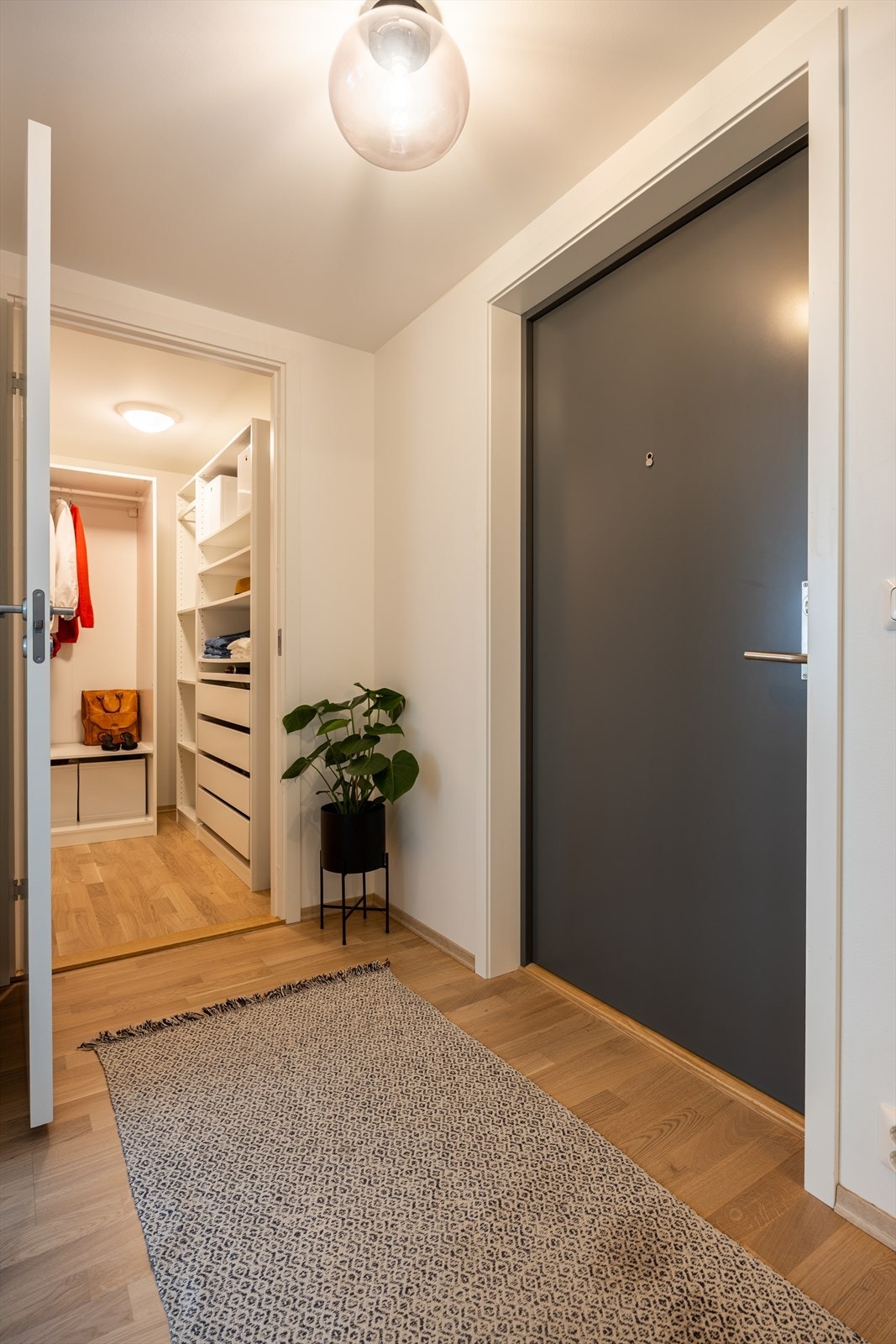 Praktisk innvendig bod med adkomst fra gangen. Galleribilde