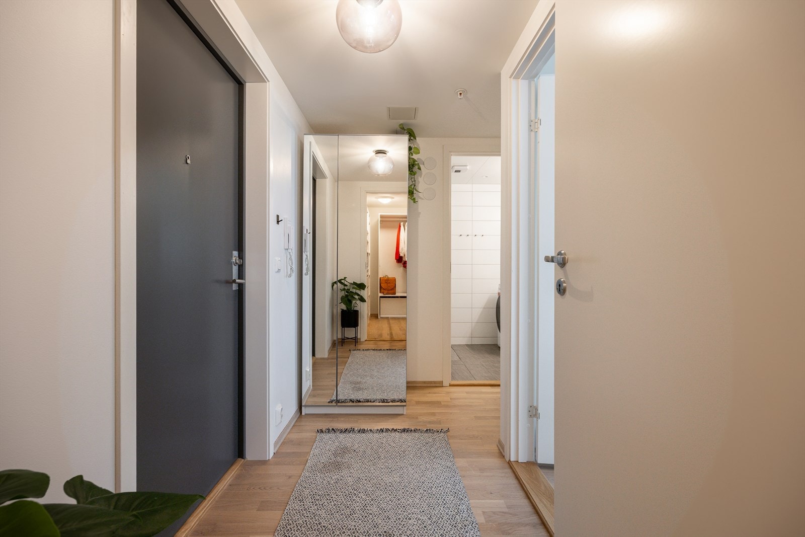 Entré med gode oppbevaringsmuligheter Galleribilde