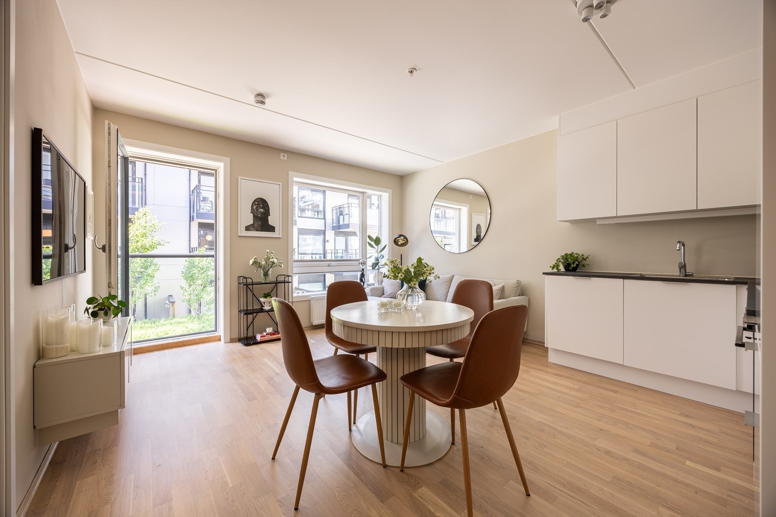 Den åpne stue- og kjøkkenløsningen skaper en lys, sosial og luftig atmosfære. Galleribilde