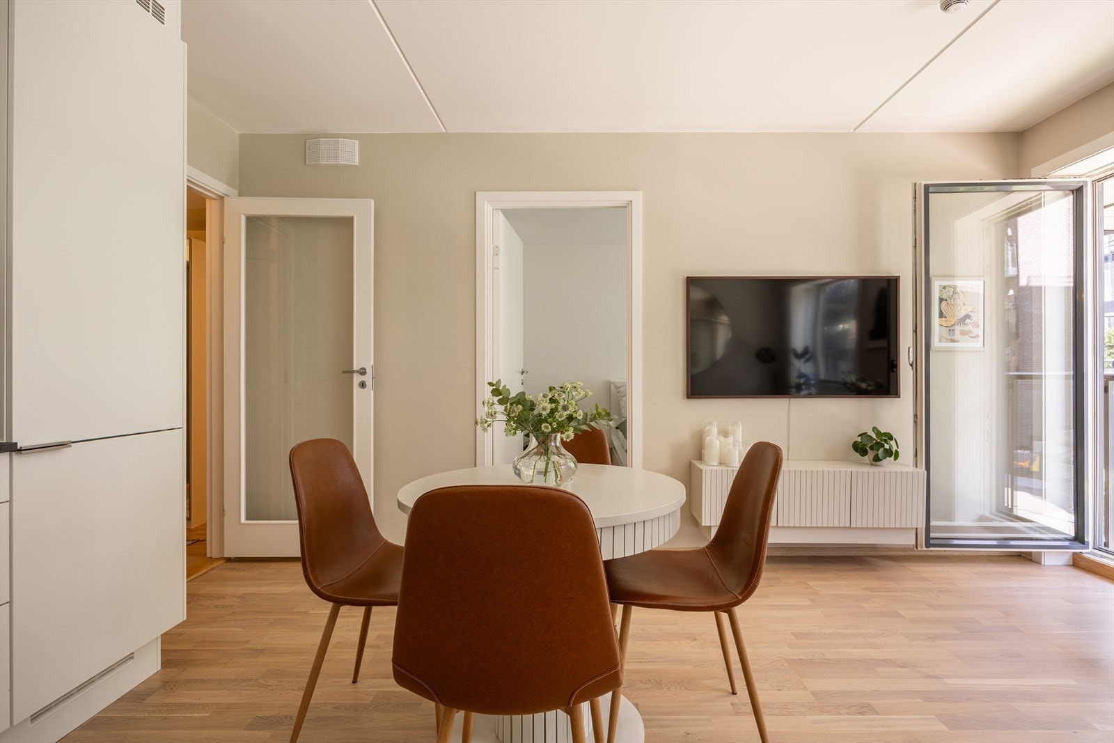 Stuen har en ryddig planløsning med plass til TV-seksjon Galleribilde