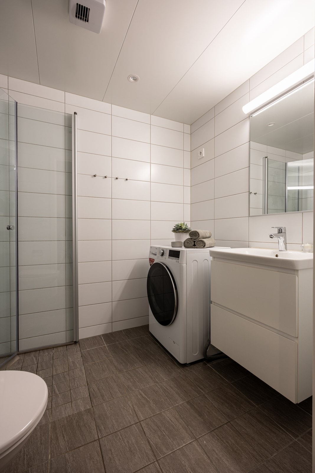 Baderommet har vannbåren gulvvarme og balansert ventilasjon Galleribilde