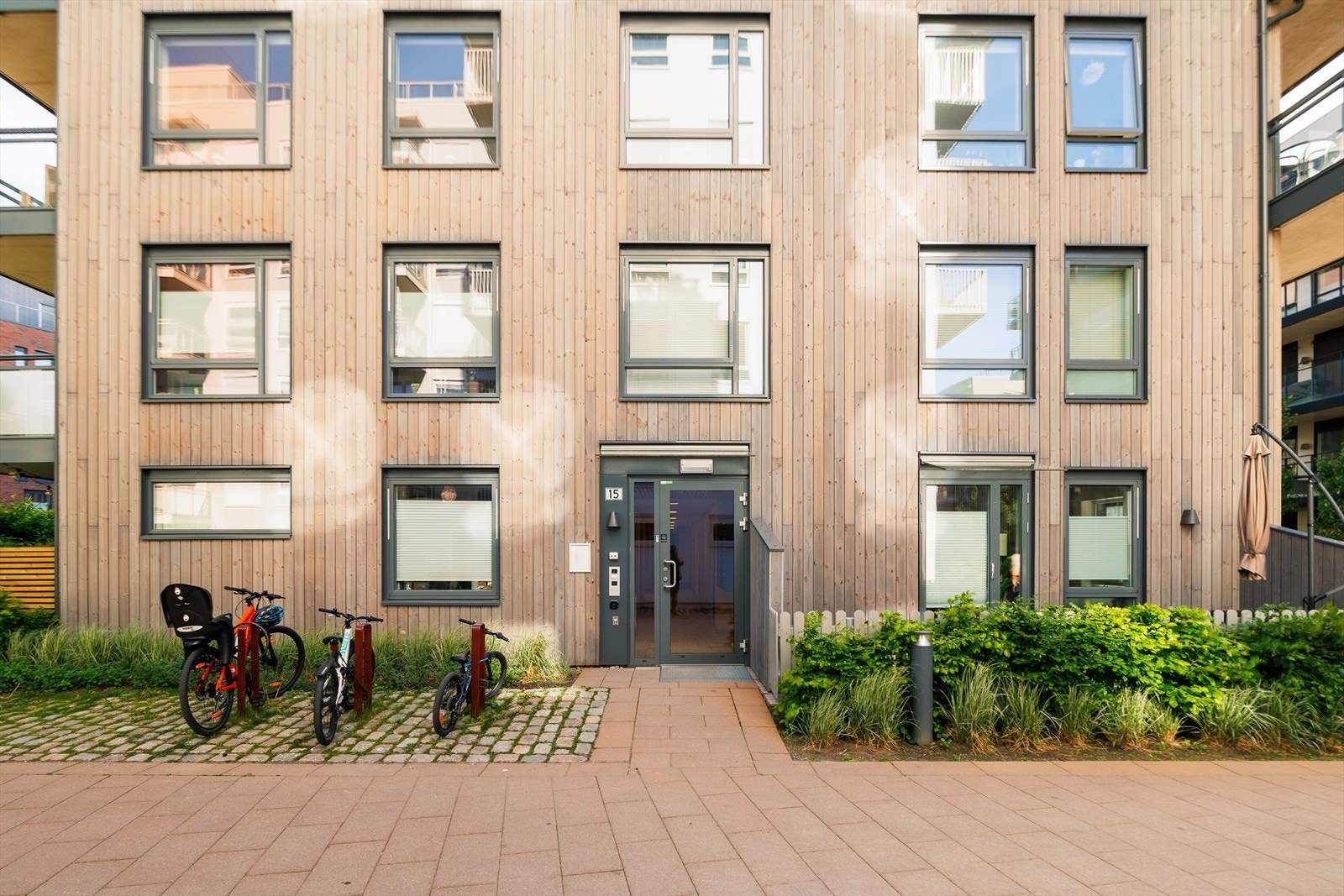 Inngangspartiet ligger i et pent opparbeidet gårdsrom Galleribilde