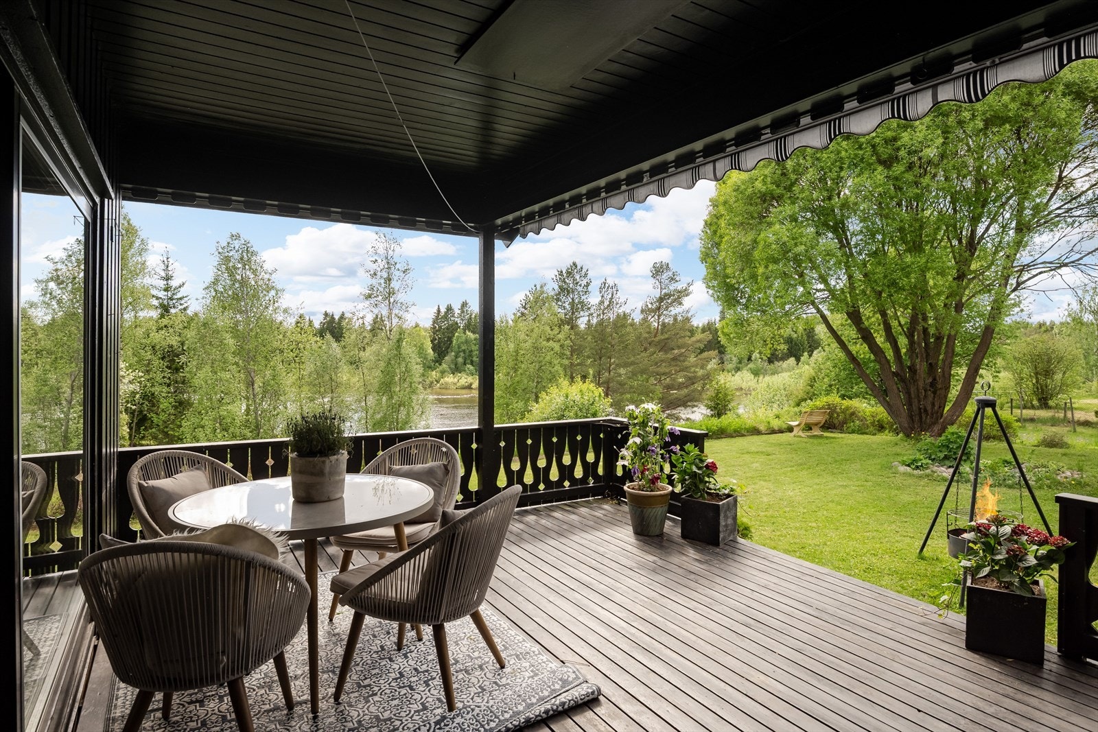 Her har du en en flott og solrik sydvestvendt terrasse på ca. 20m². Terrassen er overbygget, har terrassebord på gulv og god plass til sittegrupper etter eget ønske. Galleribilde
