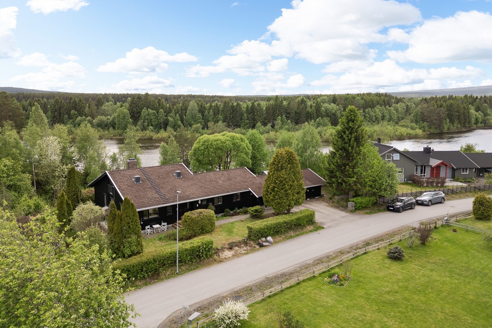 Særdeles unik og idyllisk beliggende eiendom på en usjenert tomt ut mot Glomma. Eiendommen er en perle av de sjeldne nær Glommas bredder og bør absolutt oppleves! Galleribilde