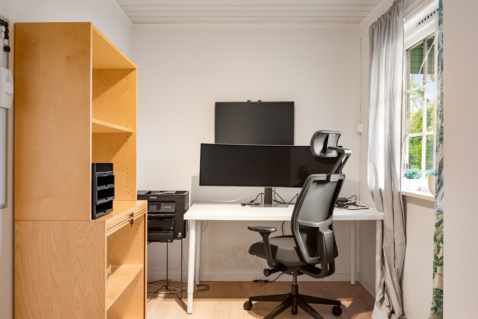 Soverom 4 er et noe mindre rom som i dag er innredet som et kontor. Galleribilde