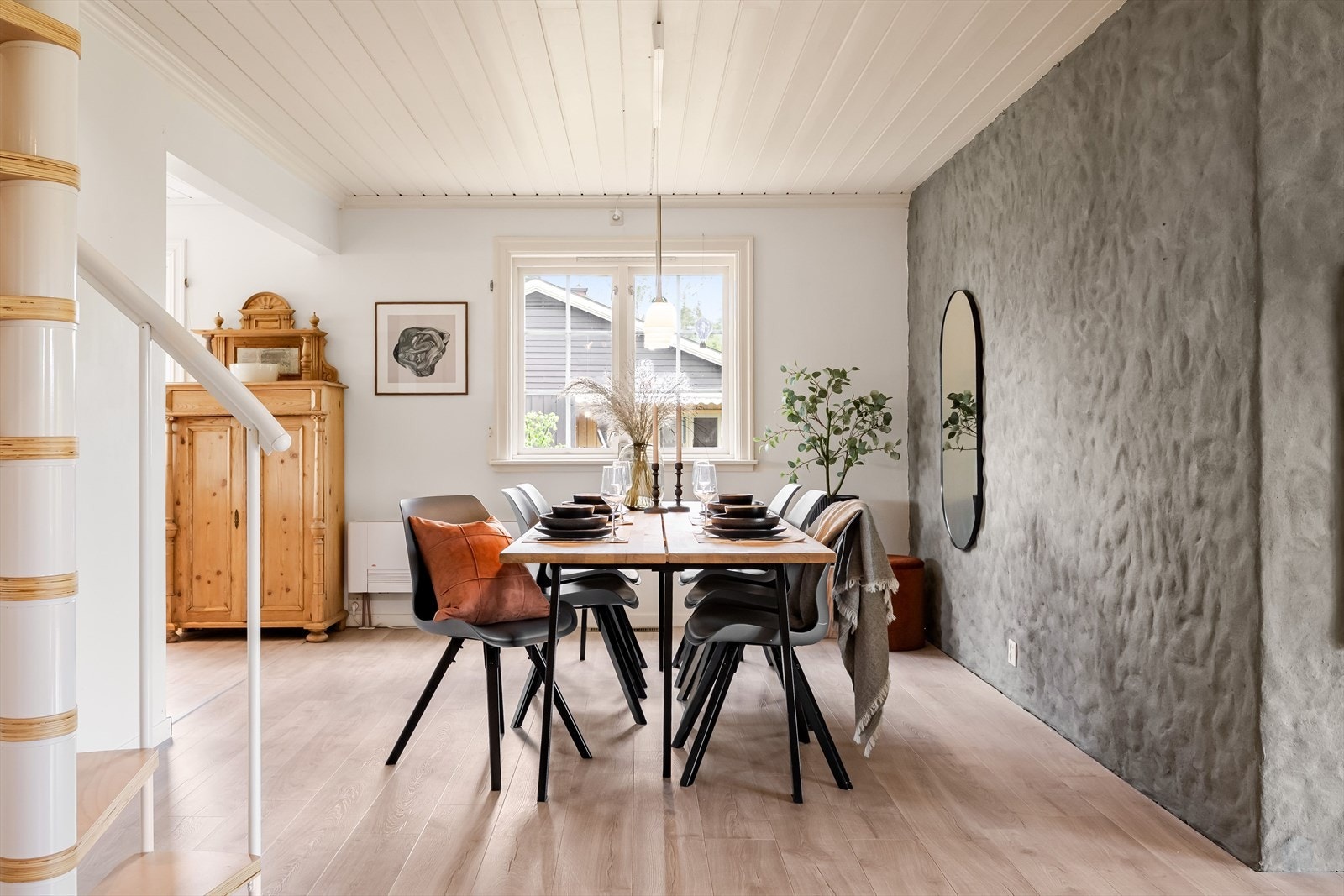 Her kan du enkelt dekke opp langbord og invitere venner og familie på hyggelige selskap! Galleribilde