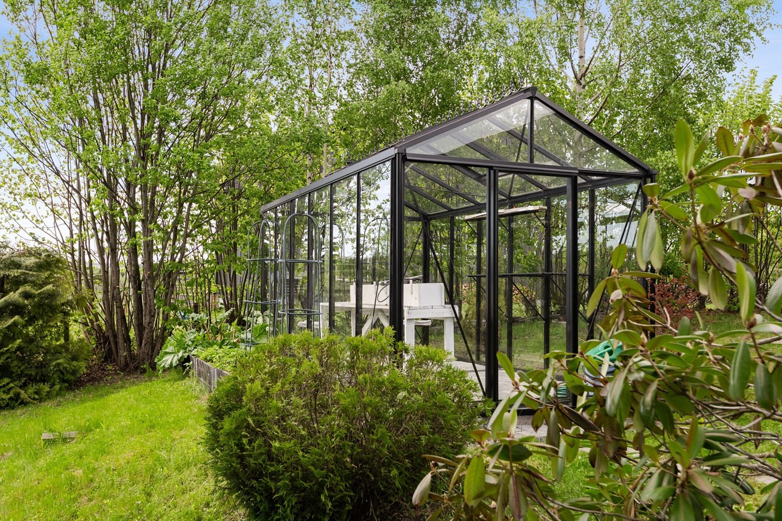 I tilknytning til drivhuset er det opparbeidet plantekasser - perfekt for hjemmedyrking! Galleribilde