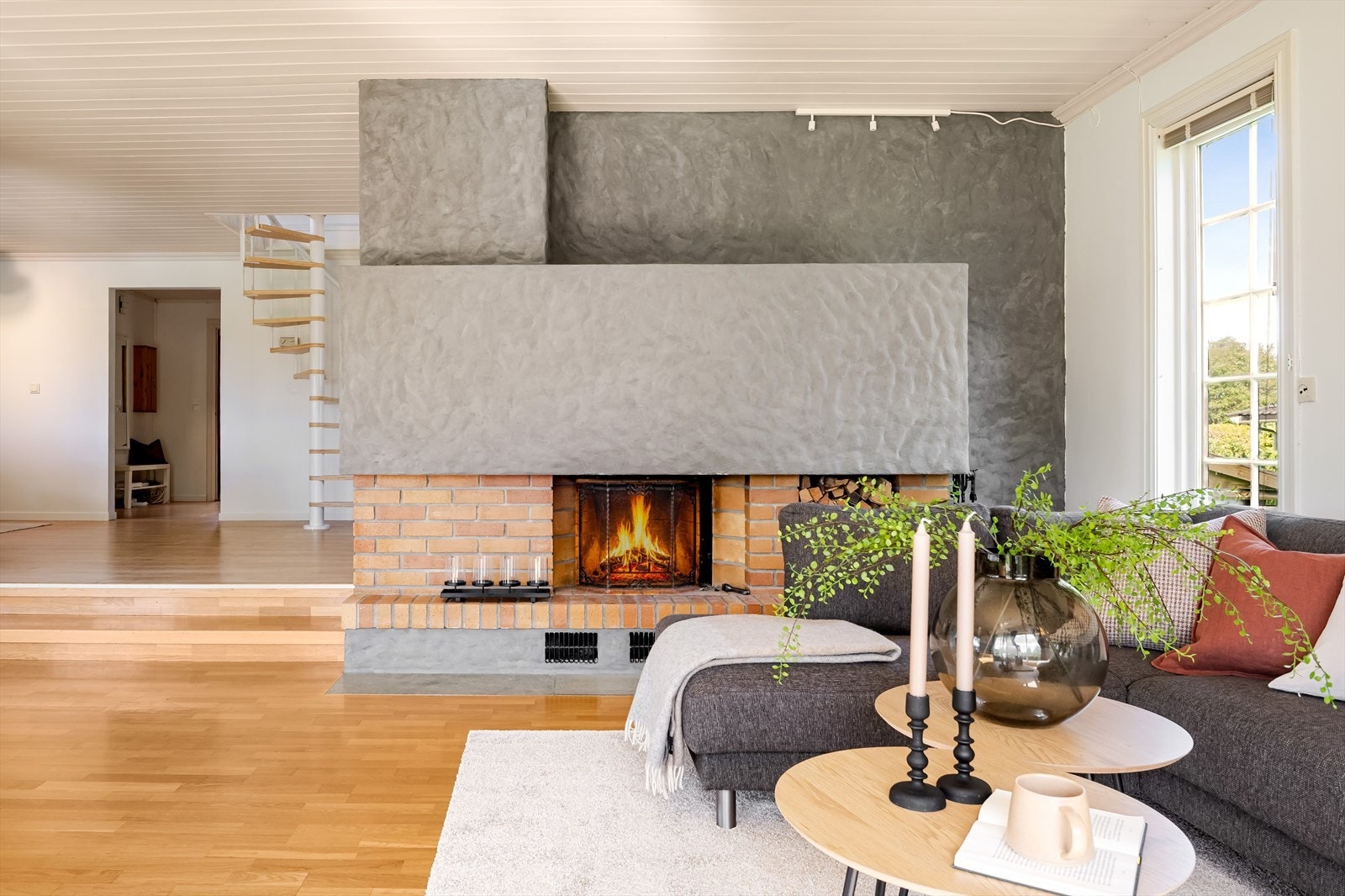 I stuen er det en koselig murt peis som bidrar til eksta hygge på kaldere høst- og vinterdager. Galleribilde