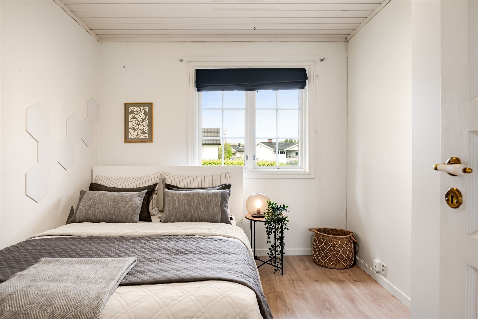 Soverom 2 er et lyst og pent rom med enstavs gulv og lysmalte overflater. Galleribilde
