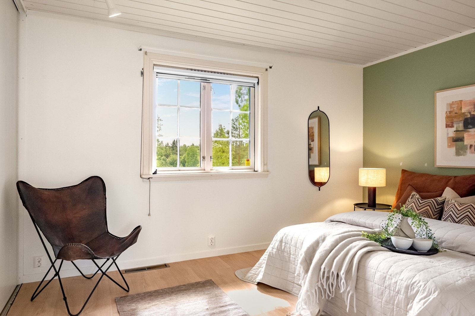 Soverom 1 er i dag innredet som et lyst og innbydende hovedsoverom. Galleribilde