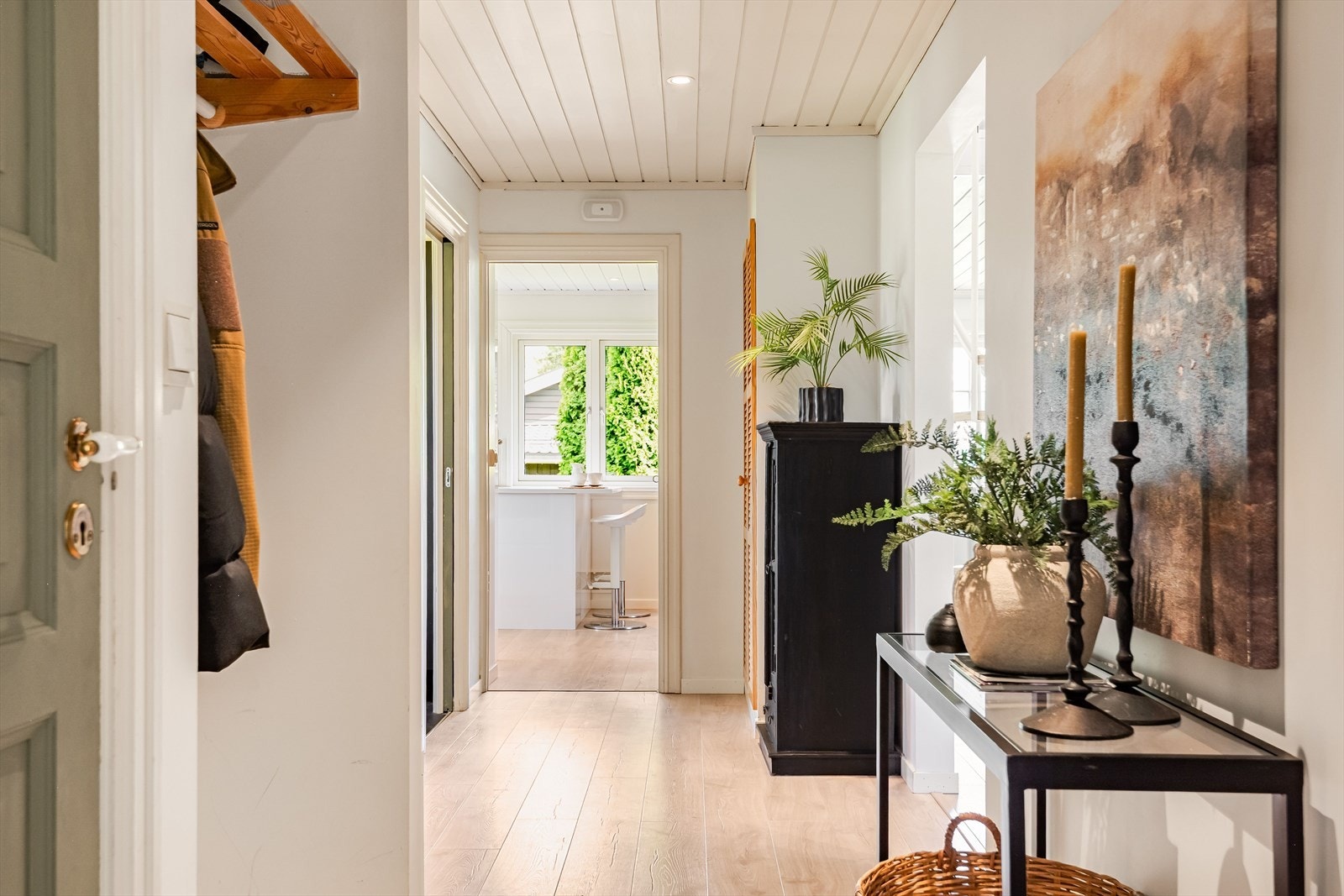 Hyggelig gang med lyst enstavs gulv, lysmalte overflater og downlights i himlingen. Oppbevaringsplass i plassbygget garderobeskap, samt ytterligere plass til oppheng i en praktisk nisje. Galleribilde