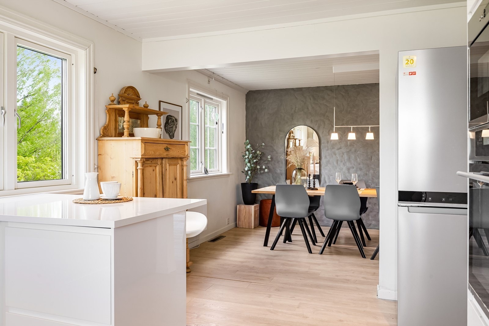 Kjøkkenet ligger i en fin delvis åpen løsning med spisestuen, samtidig naturlig adskilt fra stuen. Galleribilde