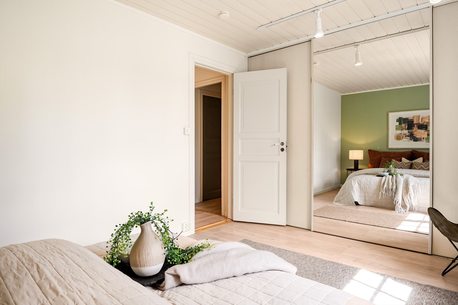 Rikelig med oppbevaringsplass i stor plassbygget skyvedørsgarderobe langs hele den ene veggen. Galleribilde