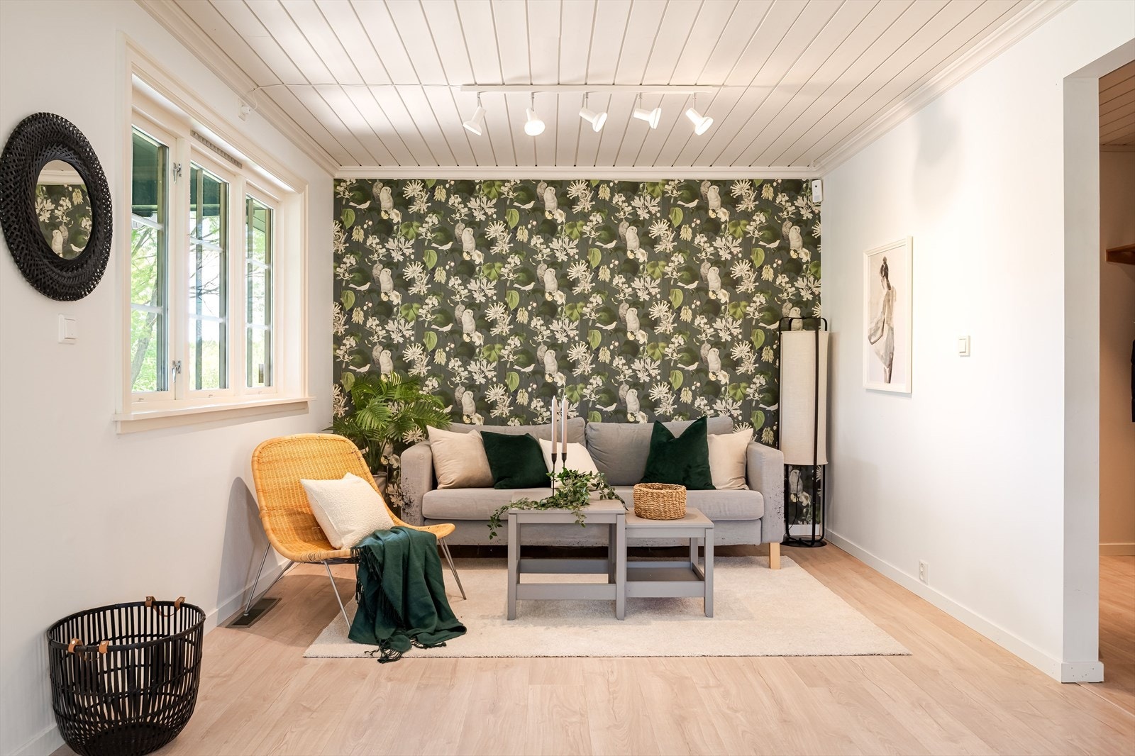 Den innerste delen av stuen har god standard med lyst enstavs gulv og lysmalte overflater med en fin tapetsert kontrastvegg. Galleribilde