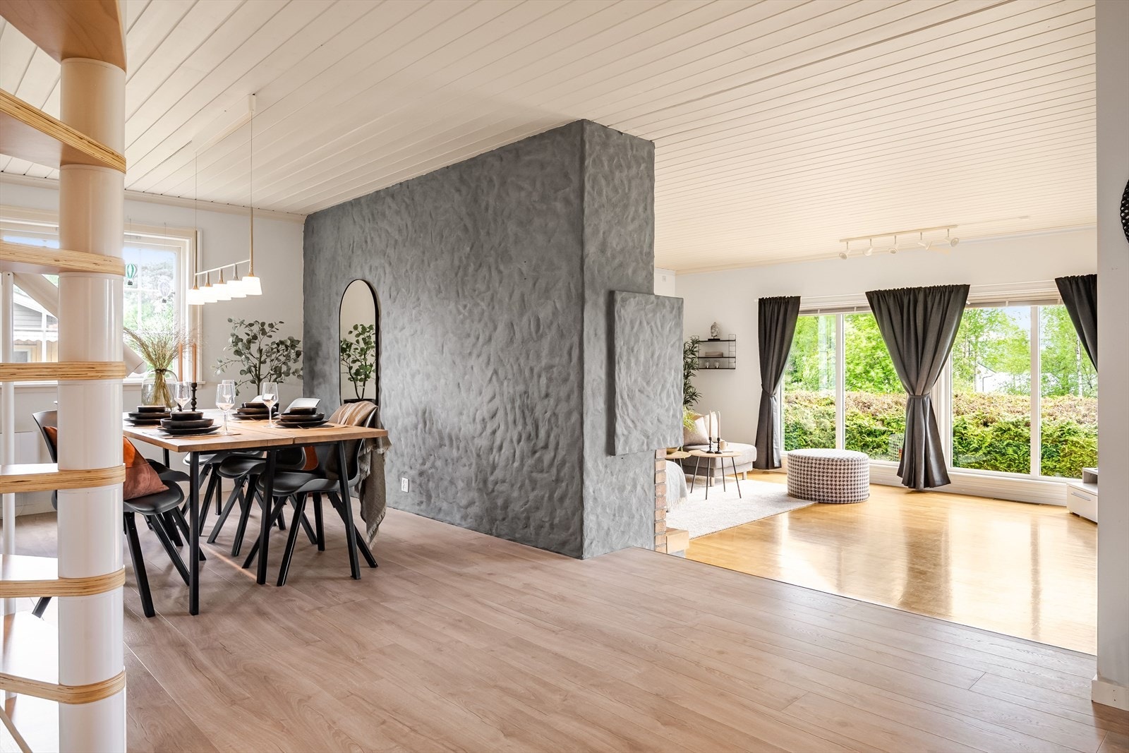 Boligen har en innholdsrik planløsning med bla. flere oppholdsrom, 5 soverom, 2 bad, ekstra toalettrom og eget vaskerom. Galleribilde