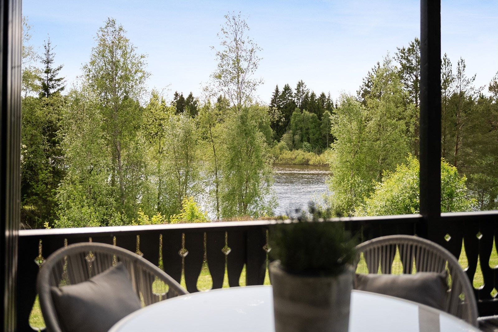 Utsikten fra tomten er helt fantastisk flott og hagen har fine områder for både lek og utekos. Det er sti fra eiendommen ned til en liten plass ved Glomma, der kan man ha båt og nå direkte ut til Øya, som er super å være på om sommeren. Galleribilde