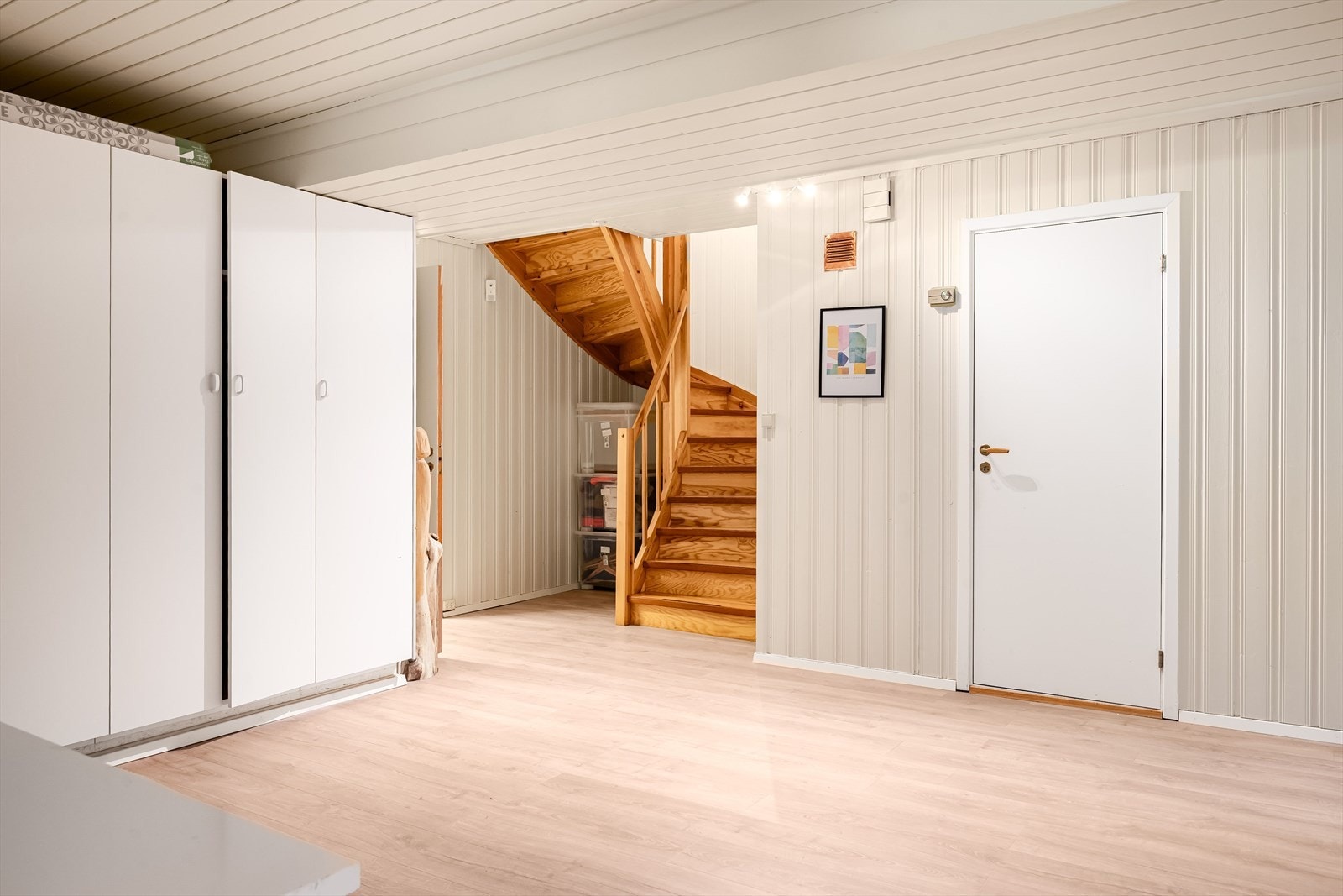 Boligen har også en stor og innholdsrik kjelleretasje. Galleribilde