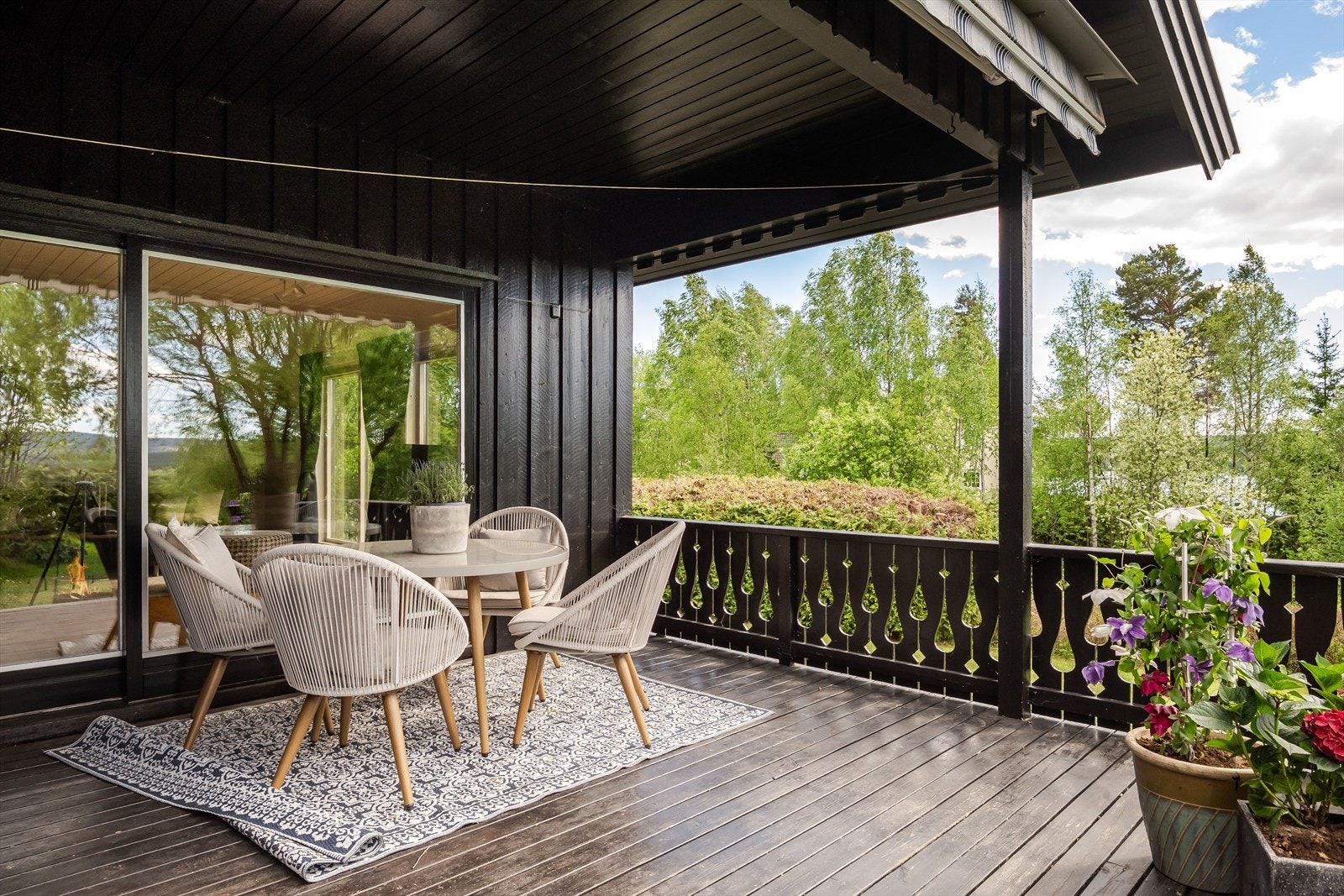 I stuen er det en stor skyvedør ut til terrassen som blir en naturlig forlengelse av stuen på sommerstid. Galleribilde