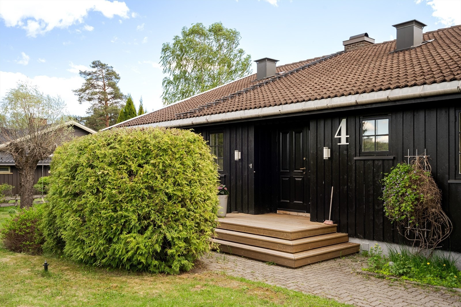 Du ønskes velkommen inn via et hyggelig inngangsparti med en terrasseplatting på ca. 5m². Galleribilde