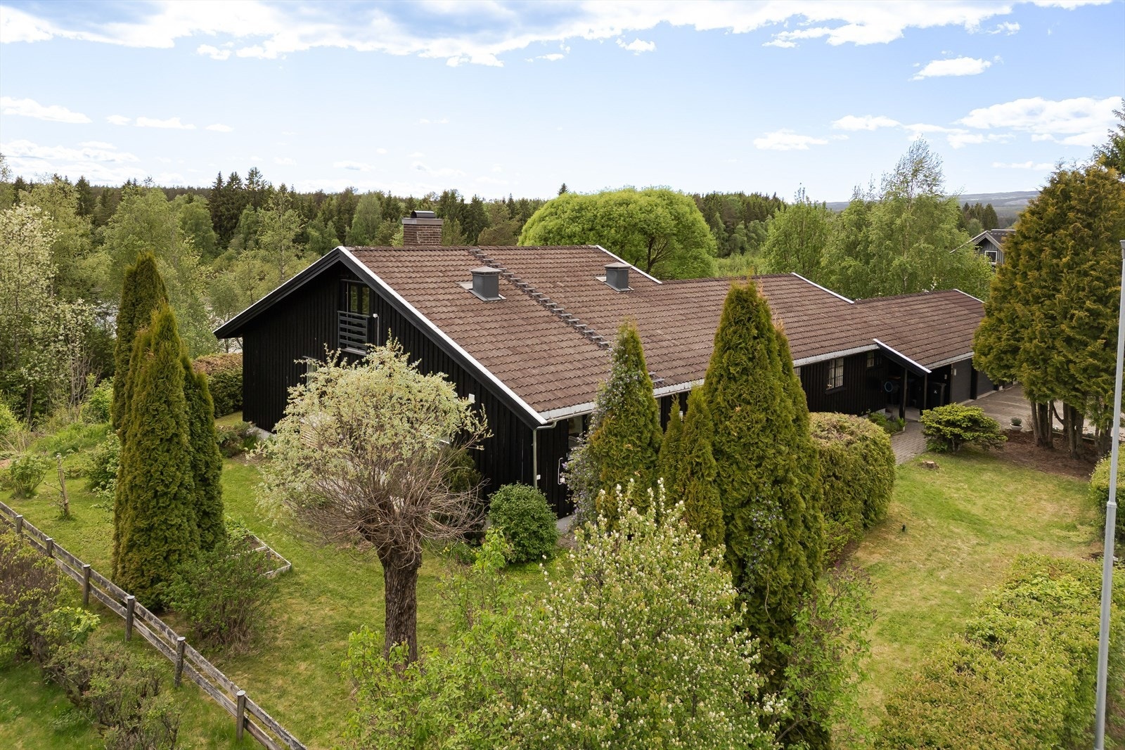Like ved eiendommen er det friareal og friområer langs elva og for aktive barn er det både kunstgressbane og fotballbaner i nærheten. Stavåsen med skiløyper på vinterstid og myke skogsstier på sommerstid ligger også i kort avstand fra hjemmet. Galleribilde