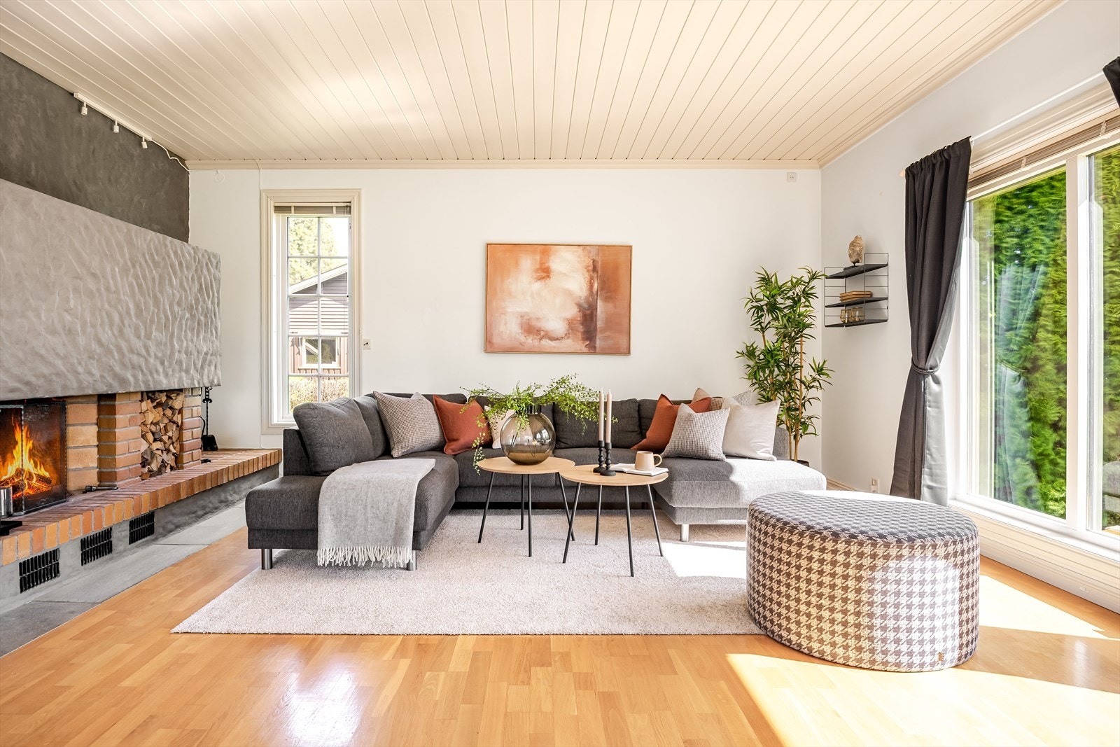 I stuen er det god plass til stor sofagruppe med salongbord og annet ønskelig møblement. Galleribilde