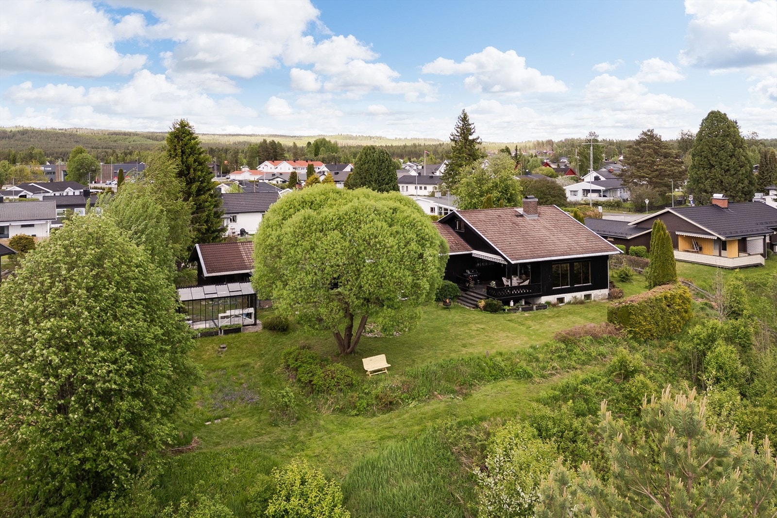 Boligen ligger skjermet men likevel sentralt til nær Elverum Folkehøgskole og har en sentral beliggenhet i bydelen. Det er kort gangavstand til barneskole, barnehager og dagligvarebutikk med post. Galleribilde