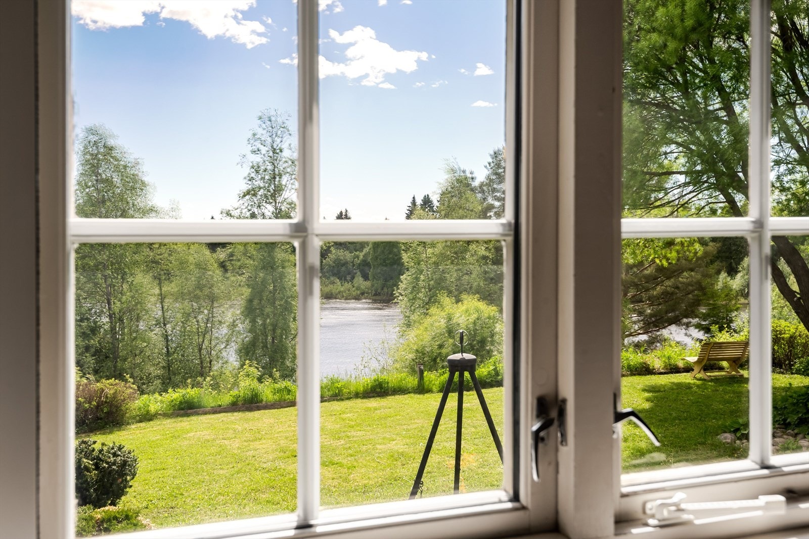Soverommet har klassiske vinduer med idyllisk utsikt over hagen, frodige friarealer og Glomma. Galleribilde