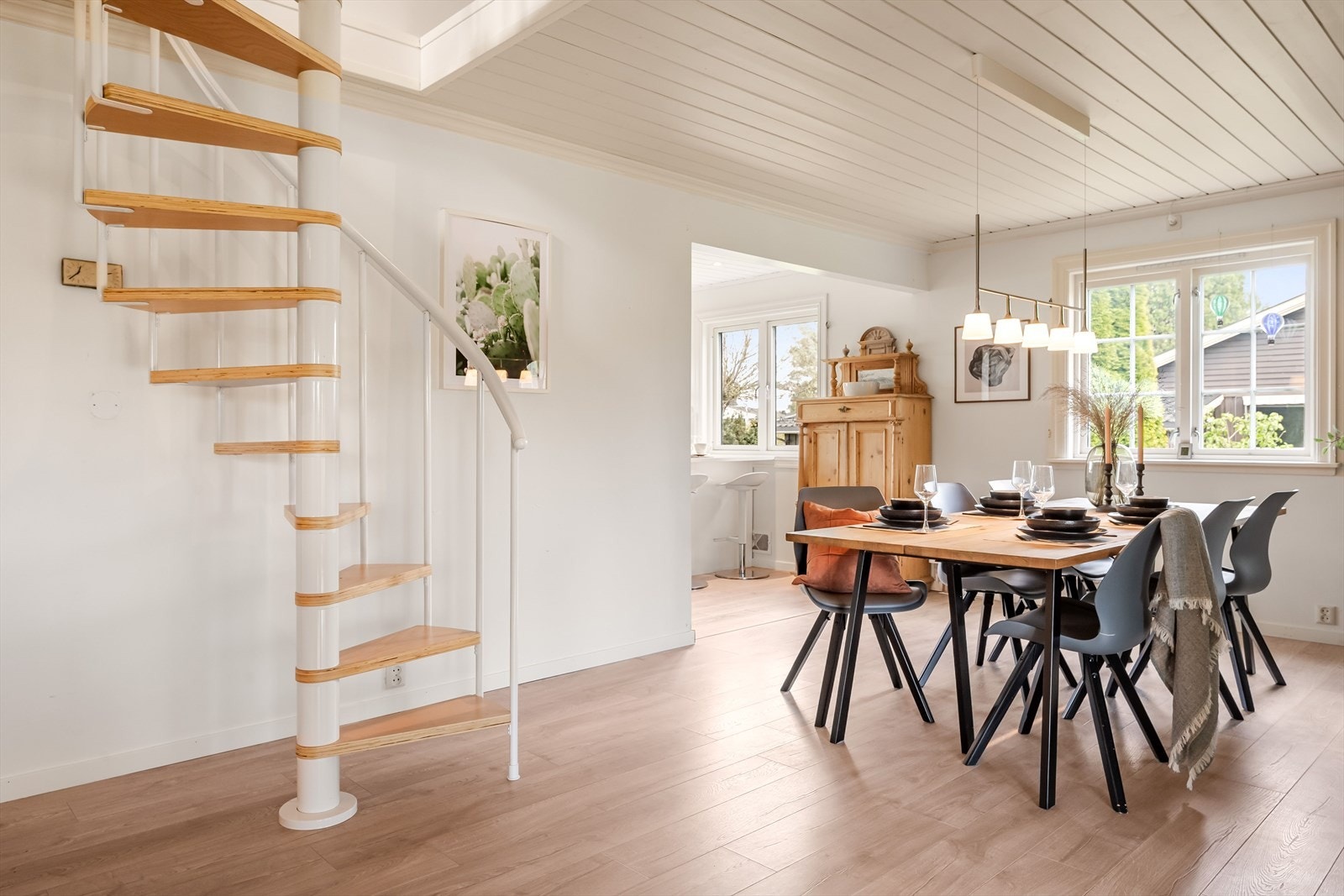 I den andre enden av stuen finner spisegruppen sin naturlige plass. Galleribilde