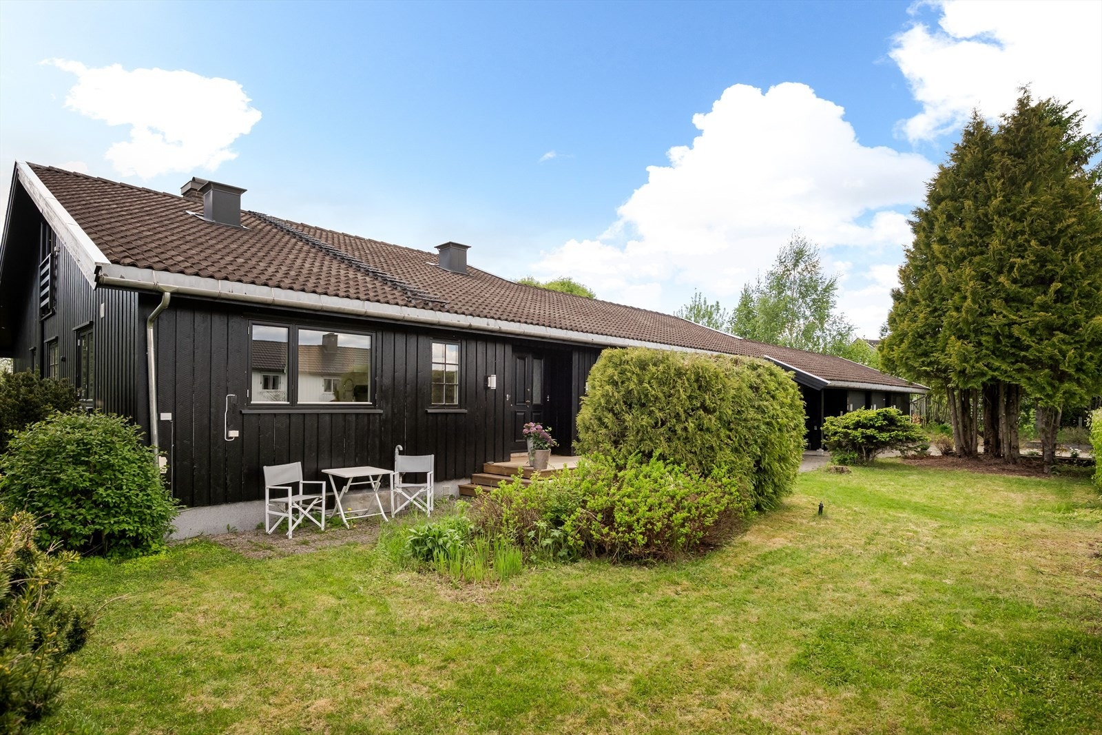 Boligen har yttervegg med sortmalt tømmermannpanel og tak tekket med betongtakstein. Galleribilde